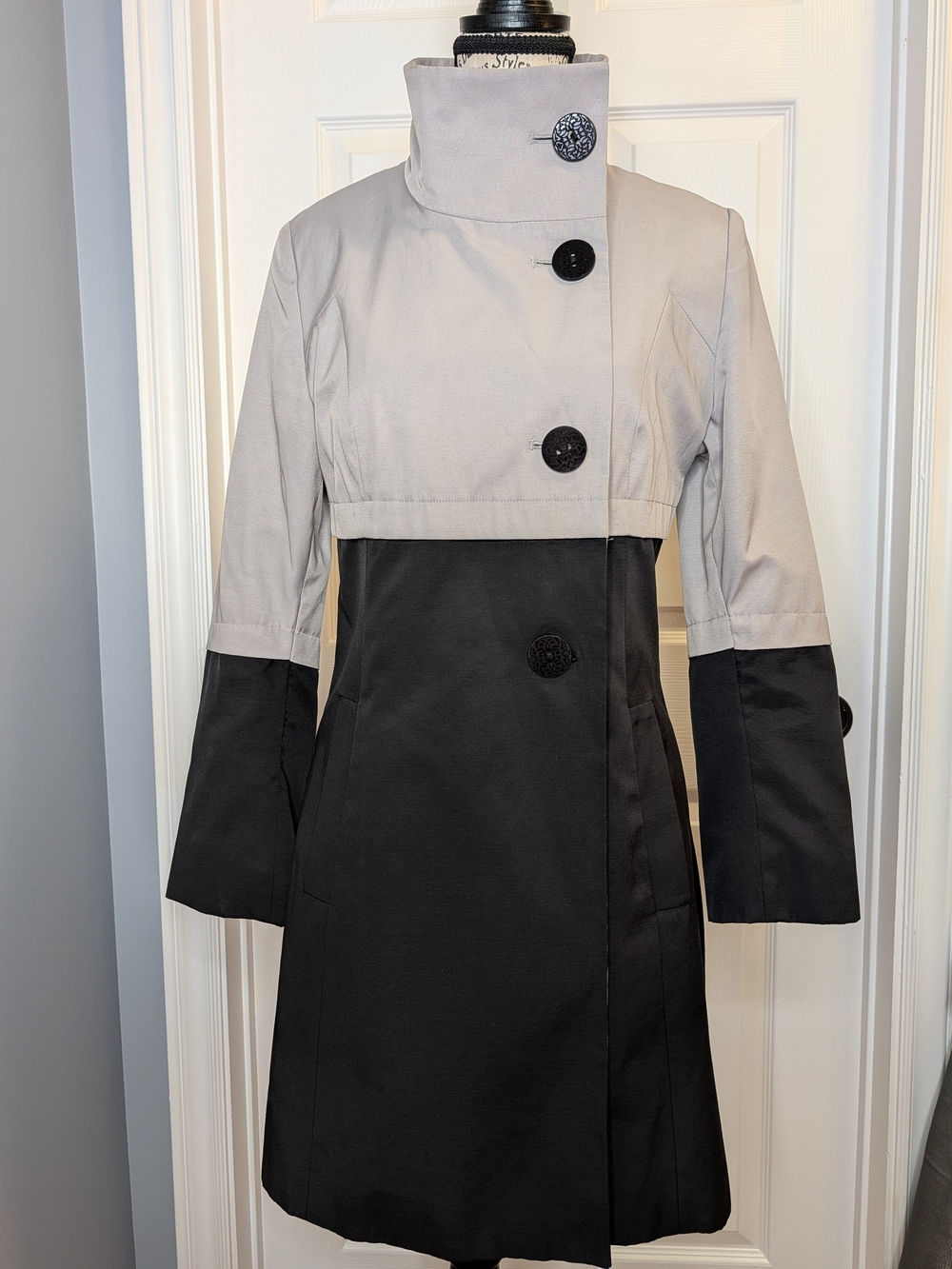 Tahari Women’s Two-Tone Black Beige Trench Coat Mid-length Size S